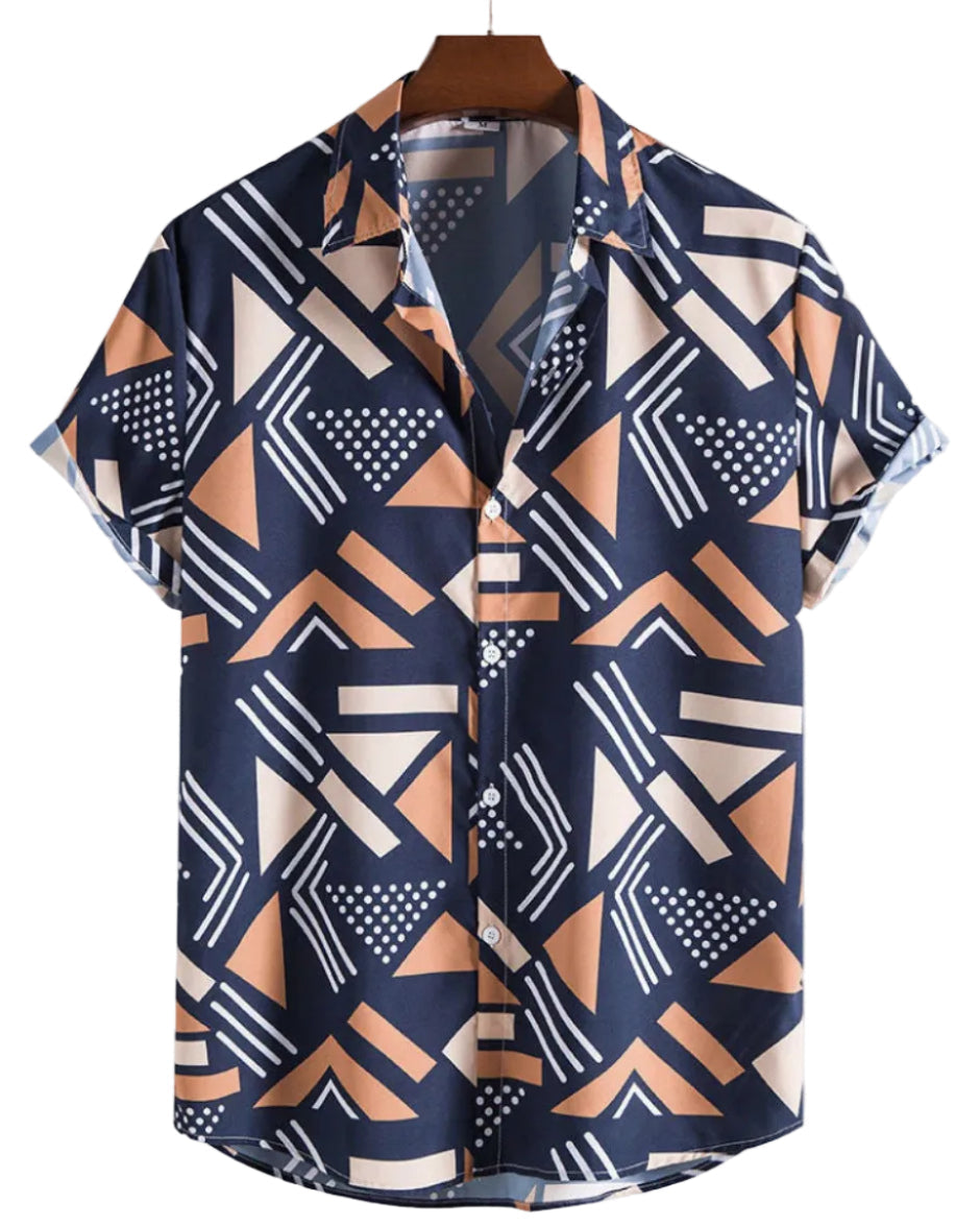 Dettaglio primo piano camicia uomo maniche corte stampa floreale, bottoni frontali, tessuto leggero e traspirante.