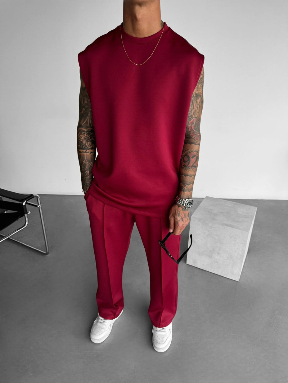 Completo lounge da uomo, top senza maniche e pantaloni sartoriali, per una vestibilità confortevole.