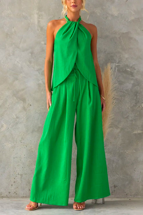 Completo due pezzi donna comodo e versatile: top halter e pantaloni a gamba larga. Ideale per moda femminile estiva.