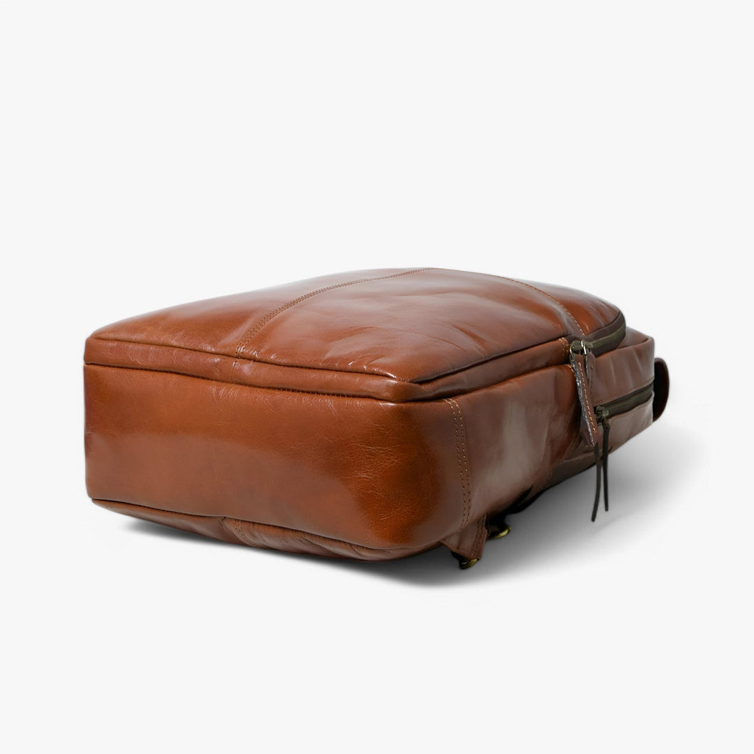 Zaino uomo marrone, profilo sottile e moderno, perfetto per un look minimalista.