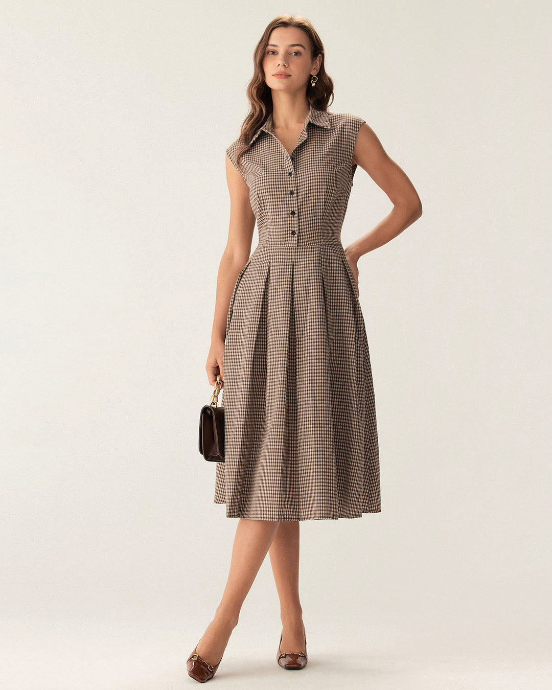 Elegante abito midi donna marrone a quadri con bottoni frontali e gonna A-line plissettata.