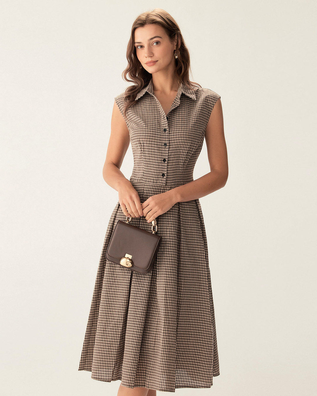 Abito midi donna elegante marrone a quadri con bottoni, taglio A-line, perfetto per ufficio e casual.