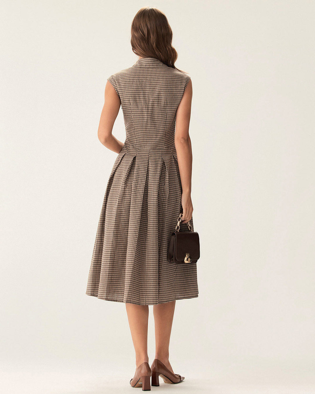 Vestito midi donna marrone a quadri, con bottoni, design A-line, elegante per ufficio e look casual.