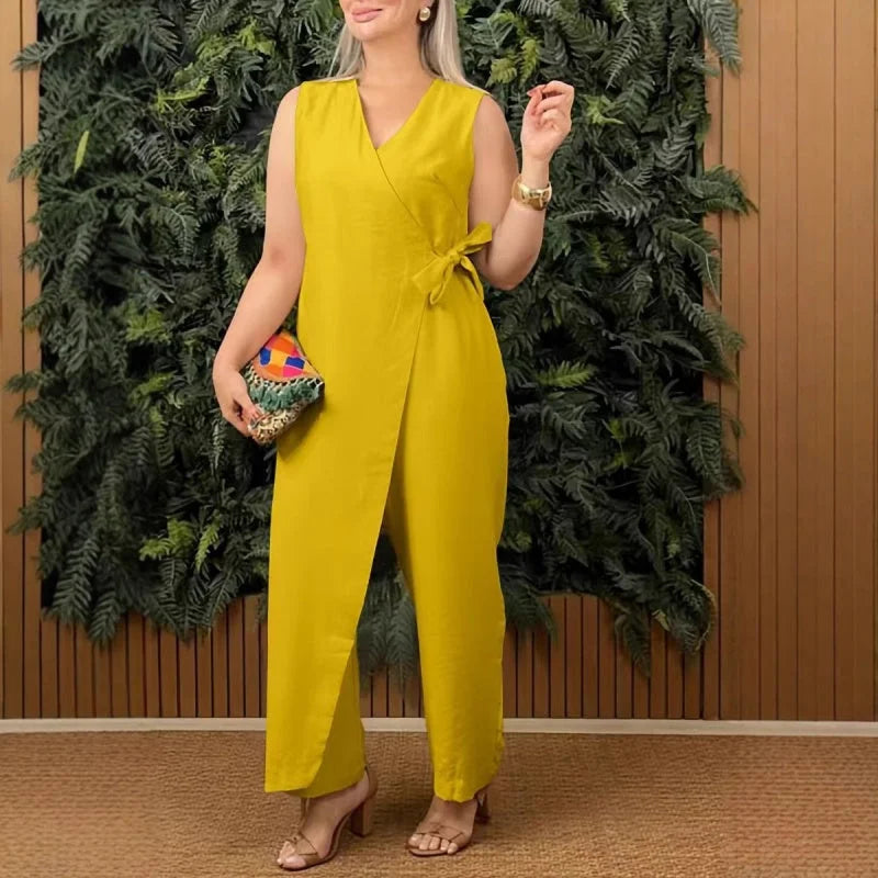 Donna in tuta elegante nera con scollo a V e cintura, look raffinato e professionale per ufficio e occasioni serali.