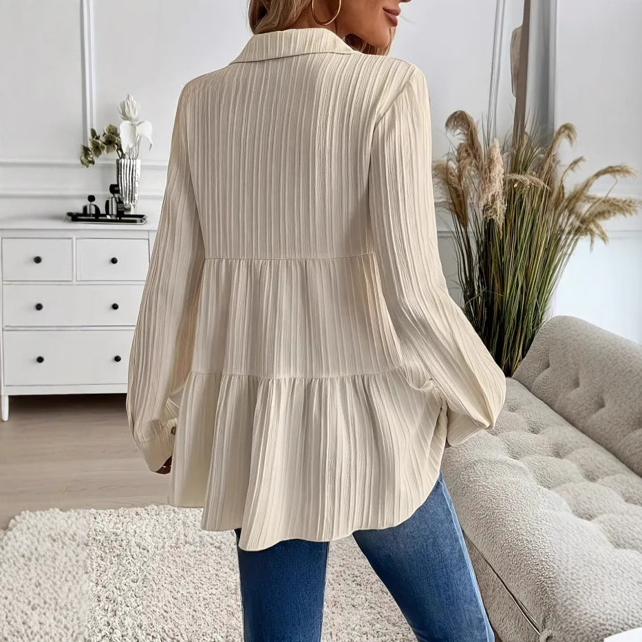 Blusa elegante da donna a maniche lunghe, bianca e confortevole, ideale per un outfit casual o formale.