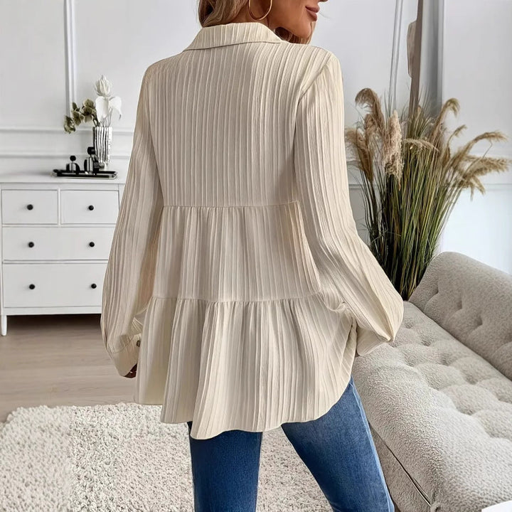 Blusa elegante da donna a maniche lunghe, bianca e confortevole, ideale per un outfit casual o formale.