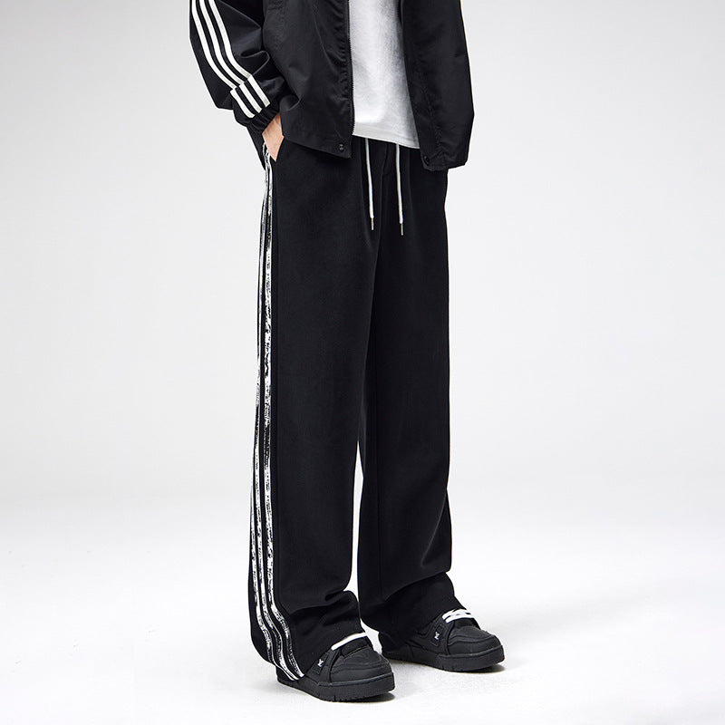Pantaloni uomo streetwear a gamba dritta con eleganti righe laterali. Comodi e versatili per un look casual alla moda.