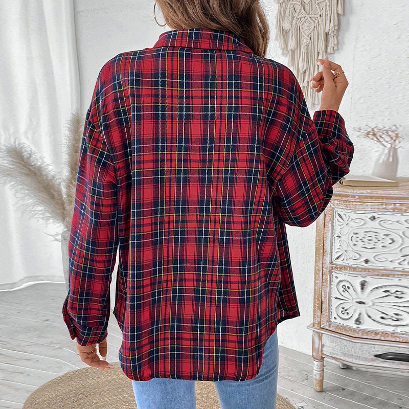 Elegante giacca camicia a quadri da donna, ideale per outfit casual autunnali e invernali con stile.