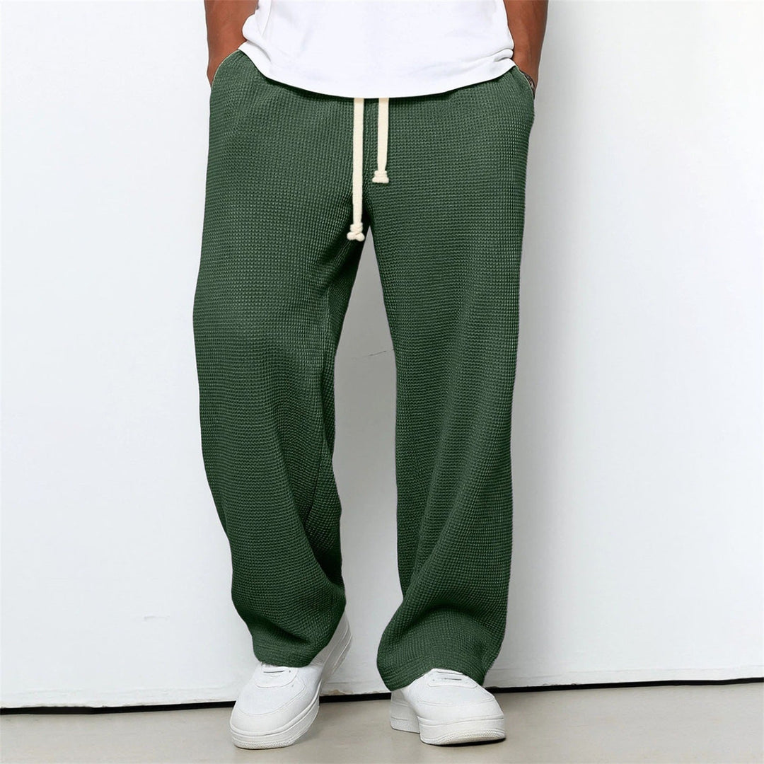 Pantalone athleisure uomo comodo, stile moderno. Gamba dritta, colori assortiti. Ottimo per relax.