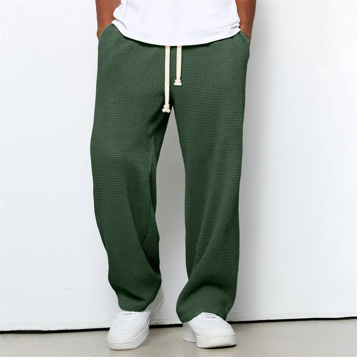 Pantalone athleisure uomo comodo, stile moderno. Gamba dritta, colori assortiti. Ottimo per relax.