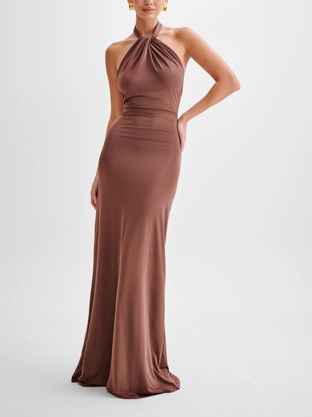 Elegante abito da donna maxi con schiena scoperta e dettaglio allacciato al collo, ottimo per eventi formali.