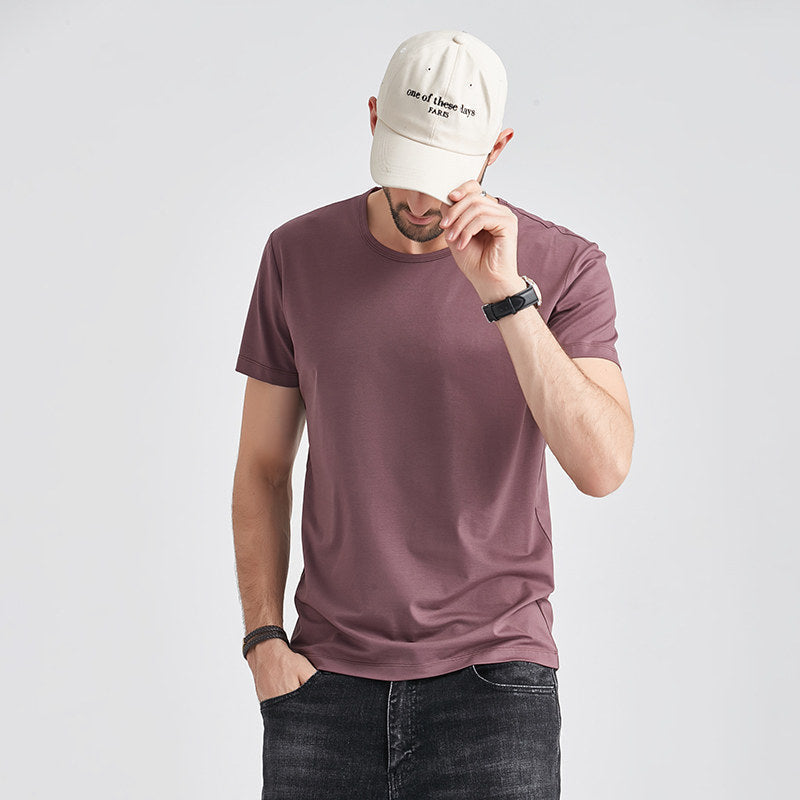 Maglietta estiva uomo slim fit, girocollo, leggera e ad asciugatura rapida. Comfort e stile per l'estate.
