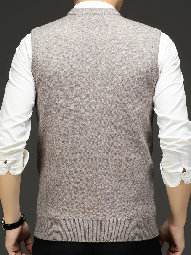 Gilet uomo elegante slim fit con scollo a V, ideale per layering sopra camicia o sotto giacca.