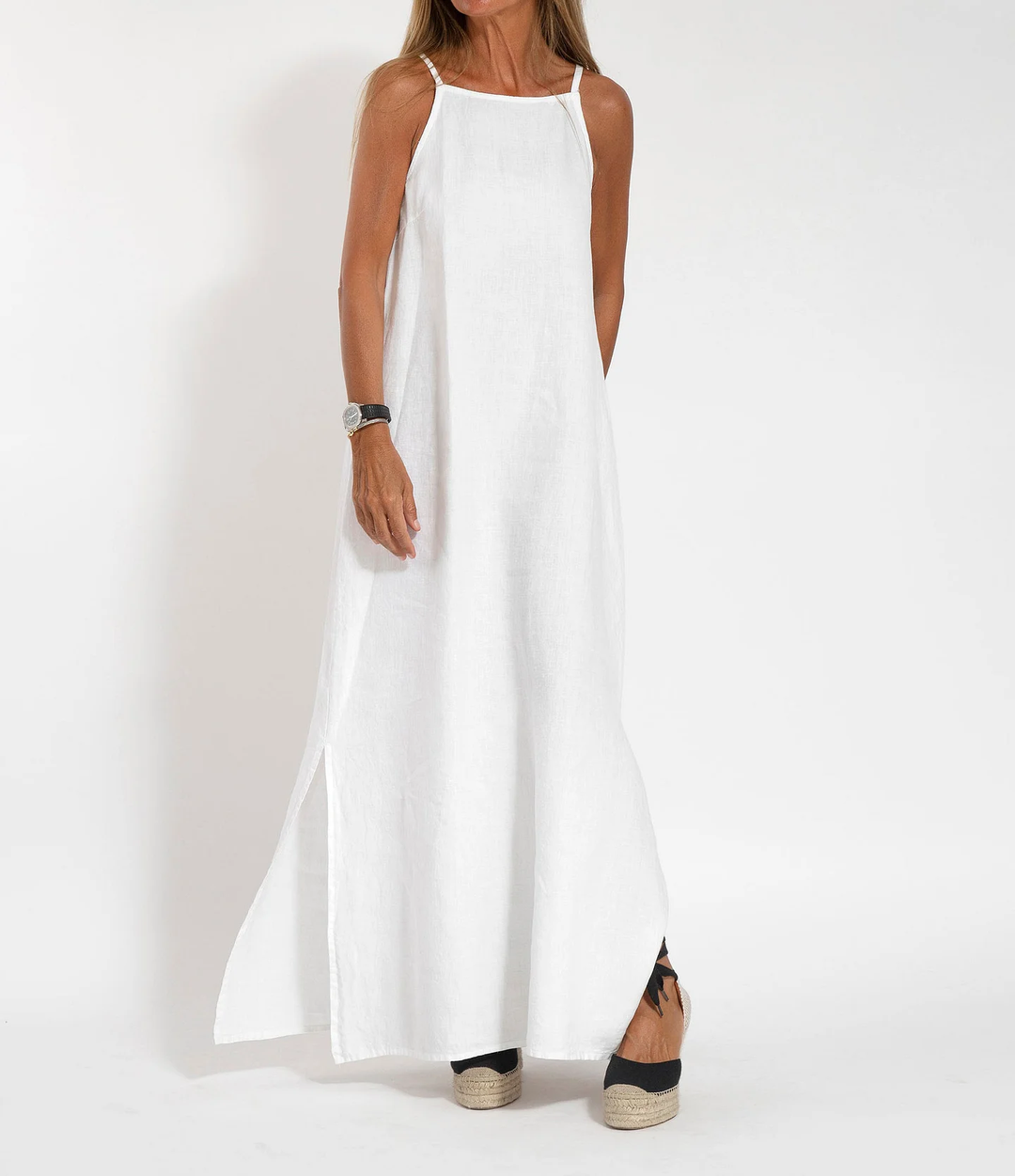 Abito maxi estivo da donna con scollo all'americana. Vestito lungo elegante e casual per l'abbigliamento estivo.