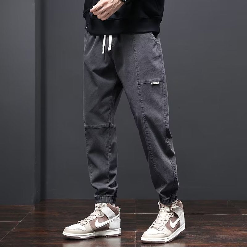 Pantaloni da uomo grigi cropped e affusolati, offrono comfort e un tocco moderno alla moda maschile.