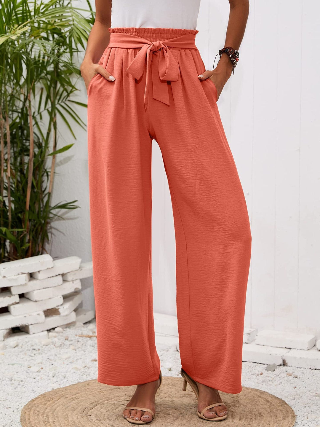 Outfit ufficio donna: pantaloni a vita alta con nodo, gamba ampia. Comodi e alla moda.