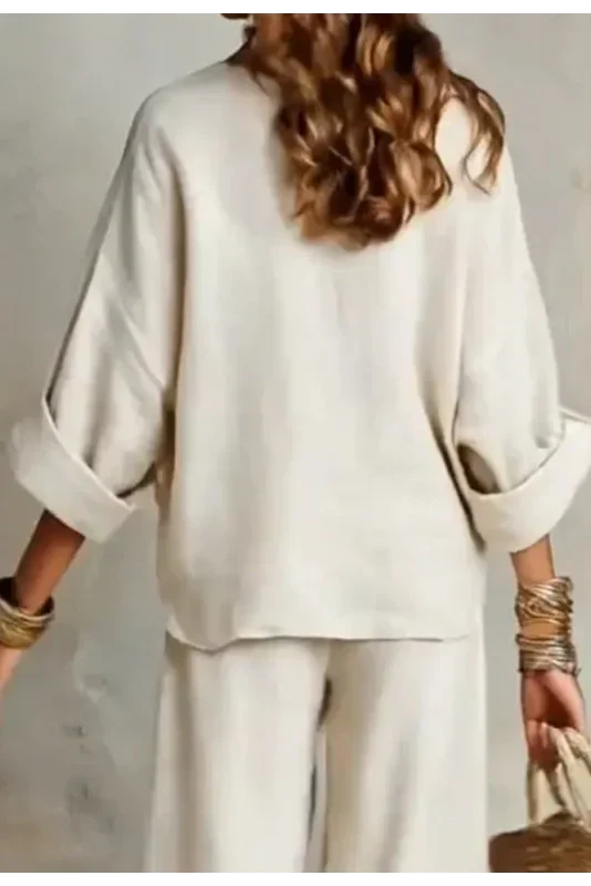 Abbigliamento casual donna: completo fluido con pantaloni larghi e blusa con scollo a V, versatile per l'estate.