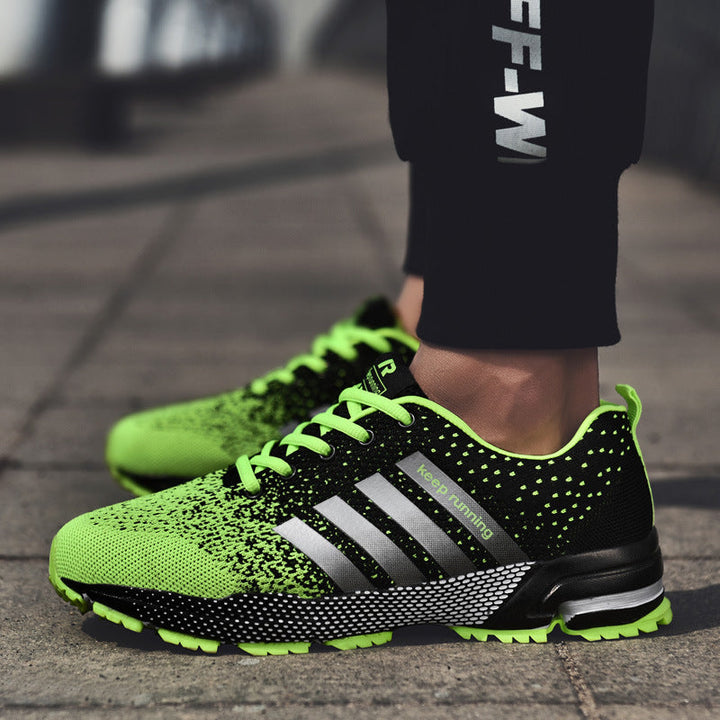 Tomaia traspirante di scarpe running uomo, garantisce leggerezza e comfort per attività sportive intense.