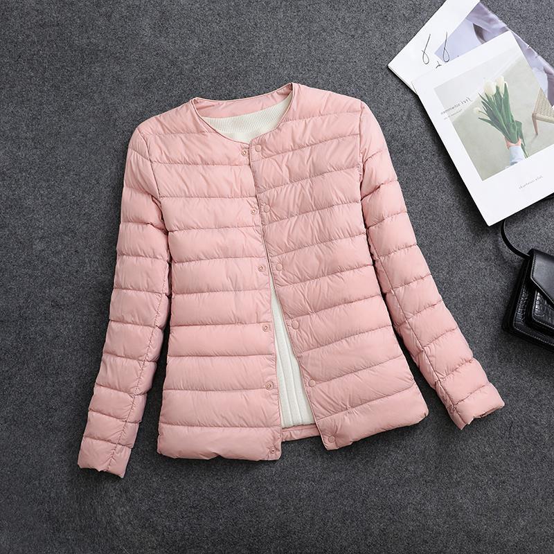 Giacca leggera donna, scollo rotondo, per un comfort isolante e uno stile versatile.