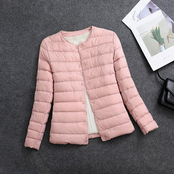 Giacca leggera donna, scollo rotondo, per un comfort isolante e uno stile versatile.