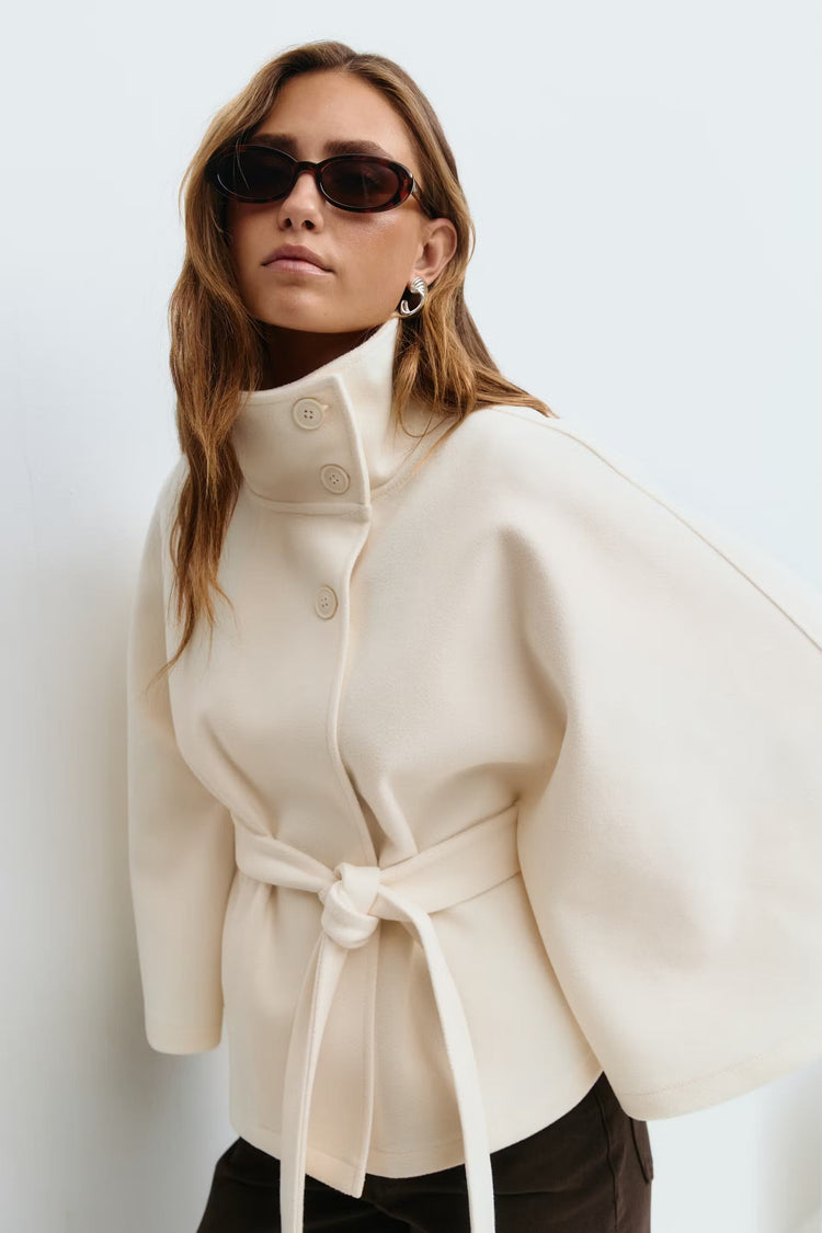 Mantella donna classica per l'inverno, calda e versatile, con collo alto e cintura.