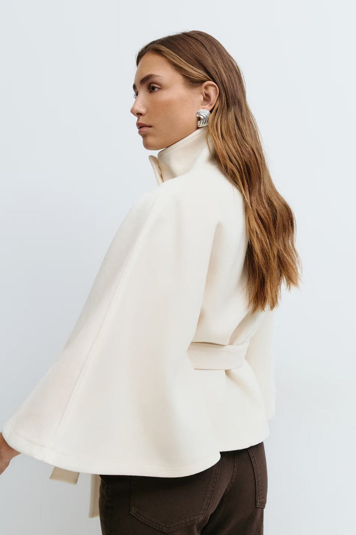 Cappotto donna in stile mantella, perfetto per l'ufficio o serate eleganti, con cintura.