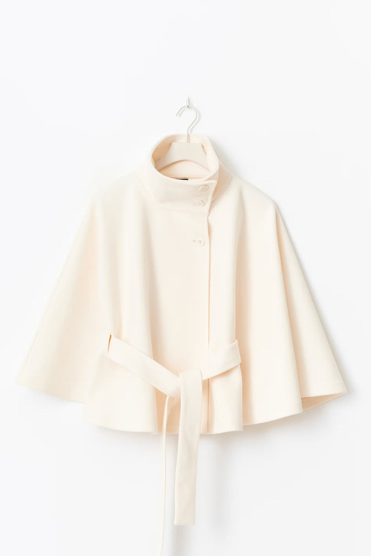 Mantella donna elegante con collo alto e cintura, perfetta per l'inverno chic.