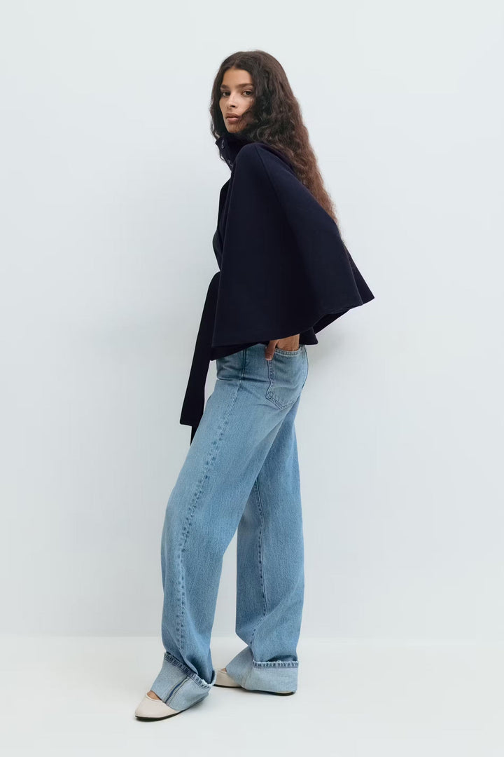 Cappotto donna: mantella di tendenza con collo alto e cintura elegante per un look raffinato.