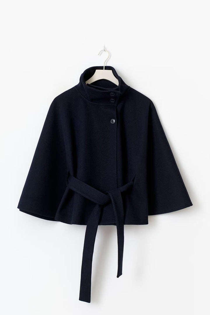 Cappotto a mantella donna trendy, ideale per l'inverno, con collo alto e cintura elegante.