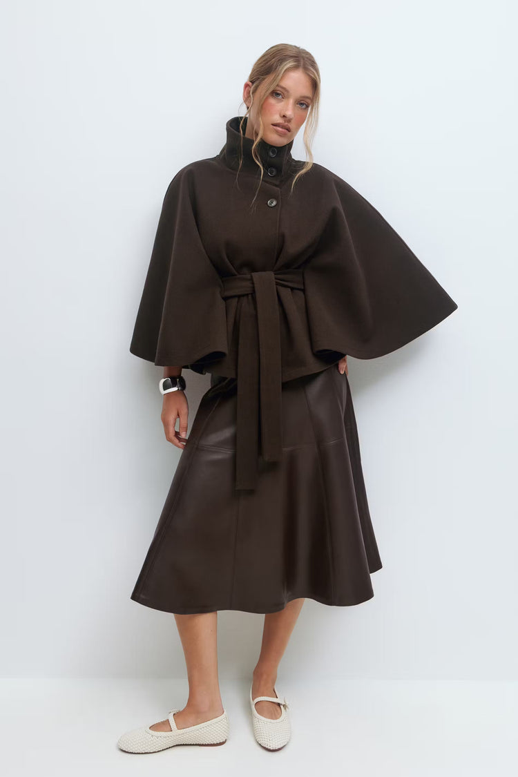 Mantella donna in stile classico, un capo essenziale per l'inverno con collo alto e cintura.