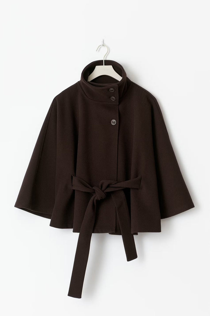 Elegante cappotto mantella invernale per donna, versatile per outfit casual o ufficio.