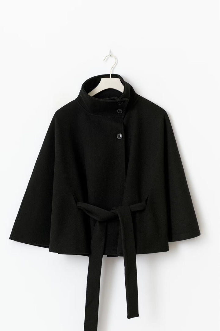 Cappotto a mantella da donna, design classico con collo alto e cintura in vita.