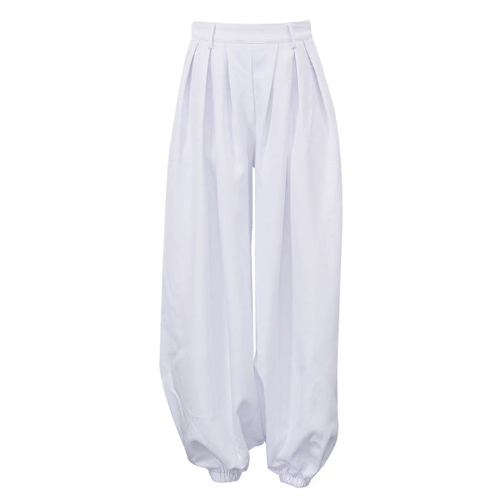 Pantaloni da donna bianchi con vita alta e gamba ampia, un capo moda per uno stile estivo chic e rilassato.