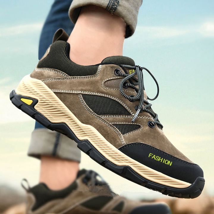 Calzature uomo sportive con lacci, suola piatta e comfort per uso quotidiano.
