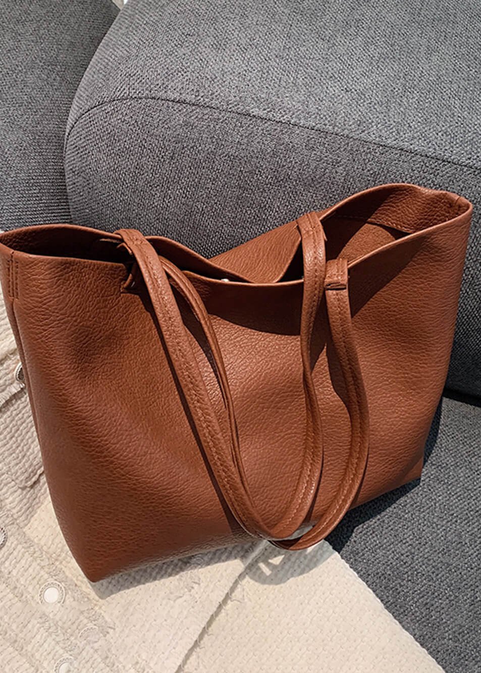Borsa tote donna marrone, accessorio moda elegante e capiente. Perfetta per ogni occasione e stile.