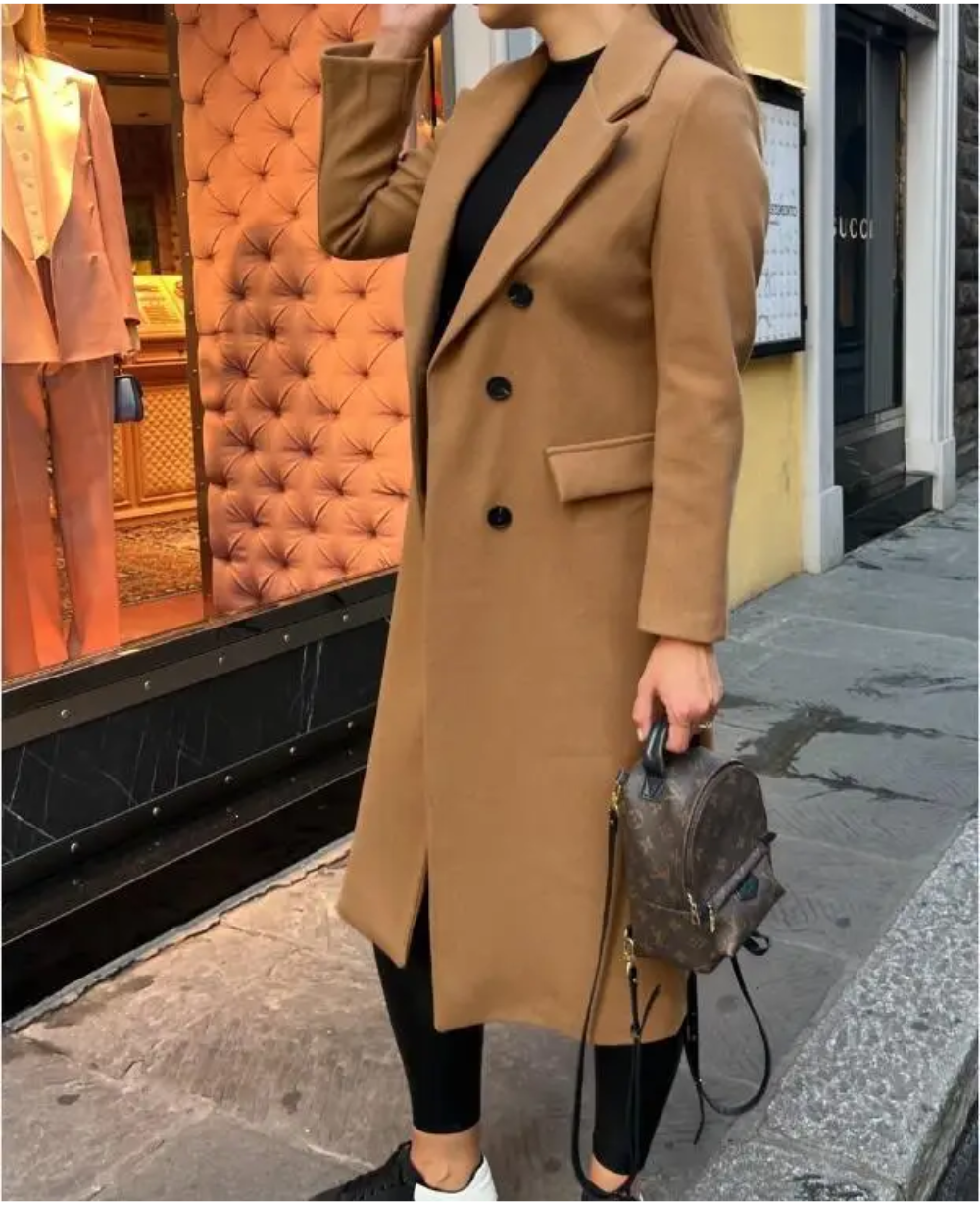 Elegante trench donna, taglio aderente, per un outfit da giorno o sera.