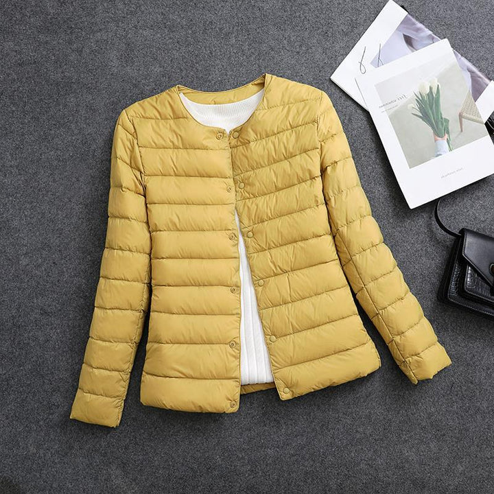 Piumino donna leggerissimo, scollo rotondo, ideale per i viaggi, isolante e chic.
