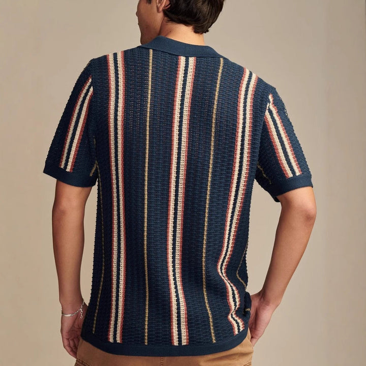 Polo estiva uomo a righe beige/blu scuro, maniche corte, vista frontale. Perfetta per un look casual-chic.