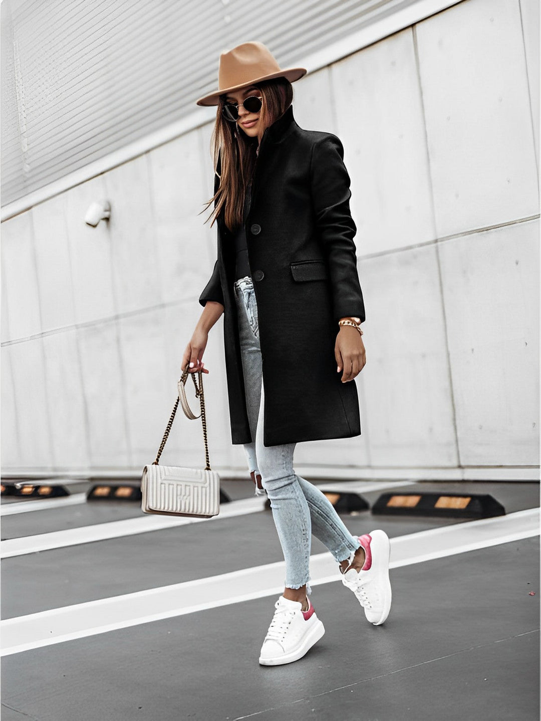 Cappotto donna lungo con bottoni, scollo a V. Design moderno per l'autunno, offre stile e confort per ogni donna.