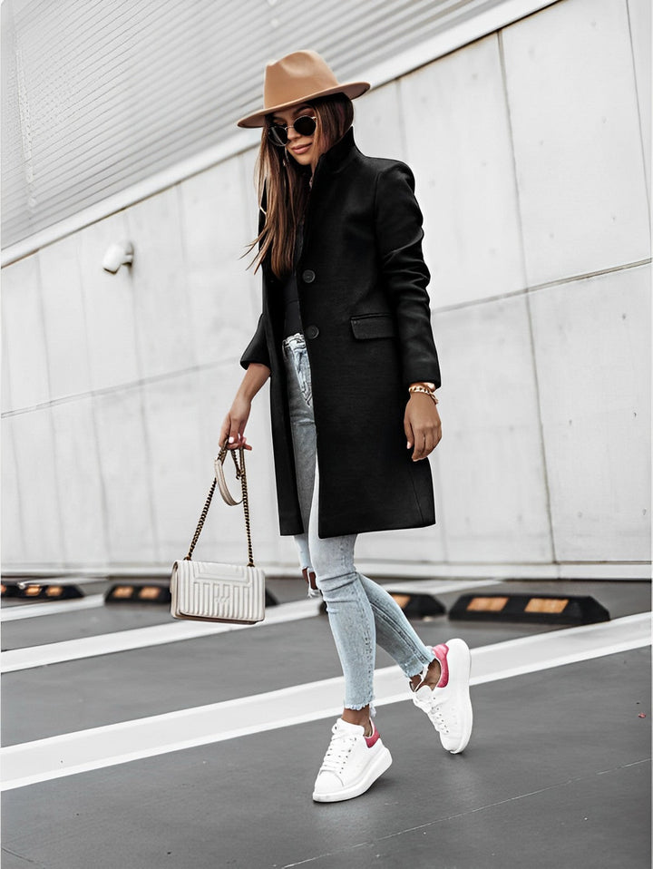 Cappotto donna lungo con bottoni, scollo a V. Design moderno per l'autunno, offre stile e confort per ogni donna.