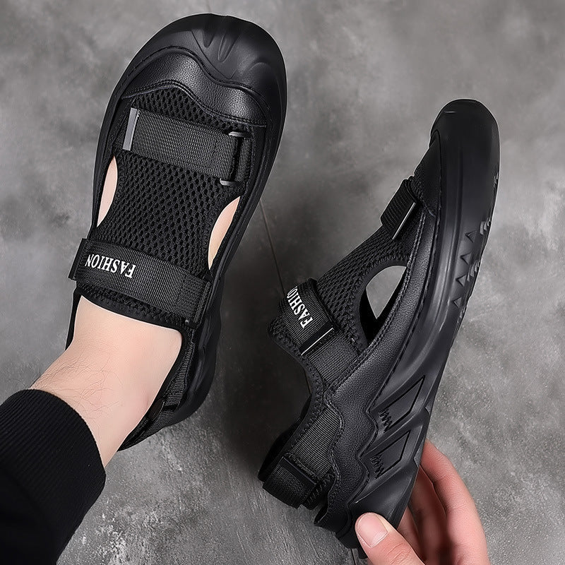 Sandali da uomo neri traspiranti con punta chiusa e chiusura in velcro, per look estivi casual-sportivi.