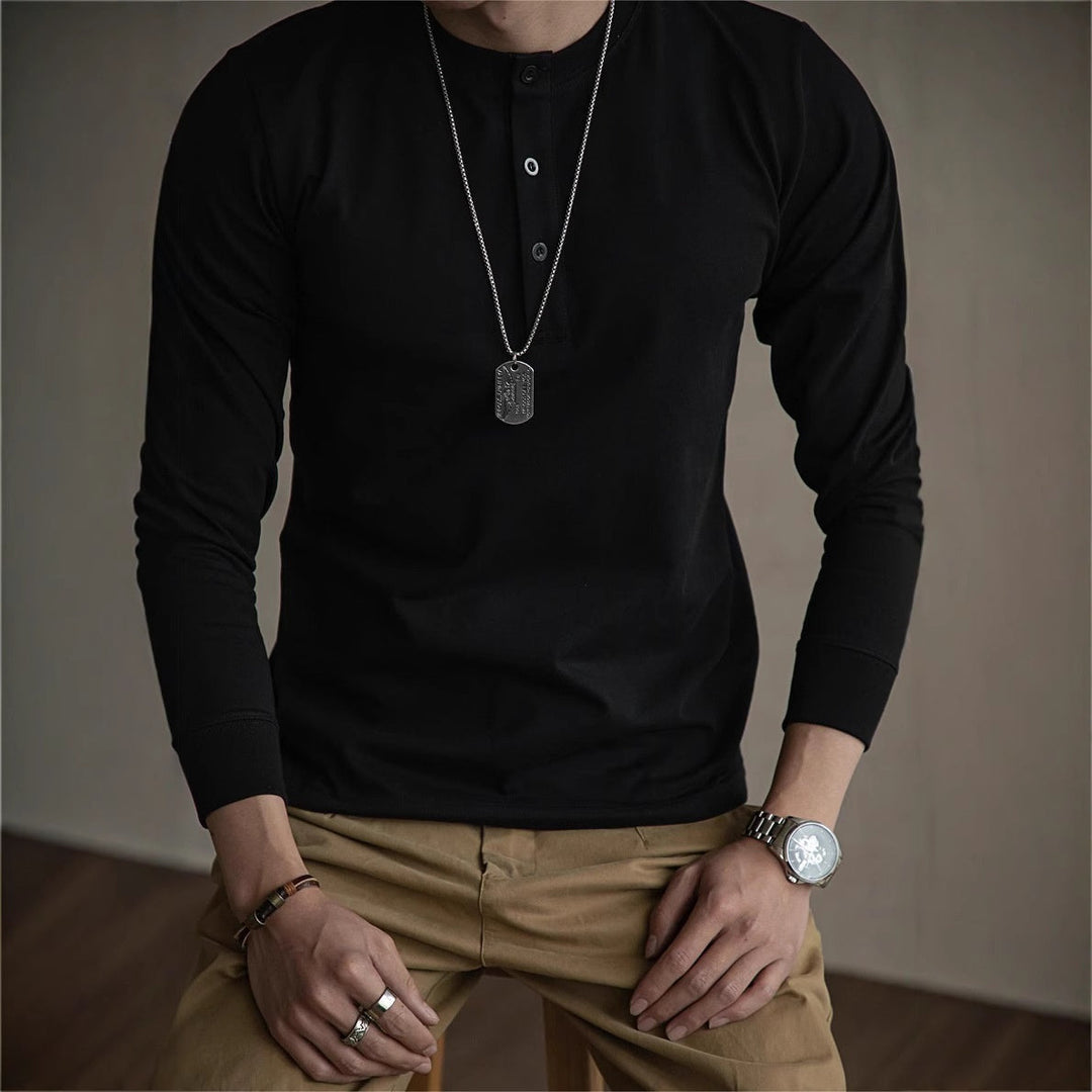 Dettaglio chiusura bottoni su camicia Henley uomo, ideale per moda uomo e comfort.