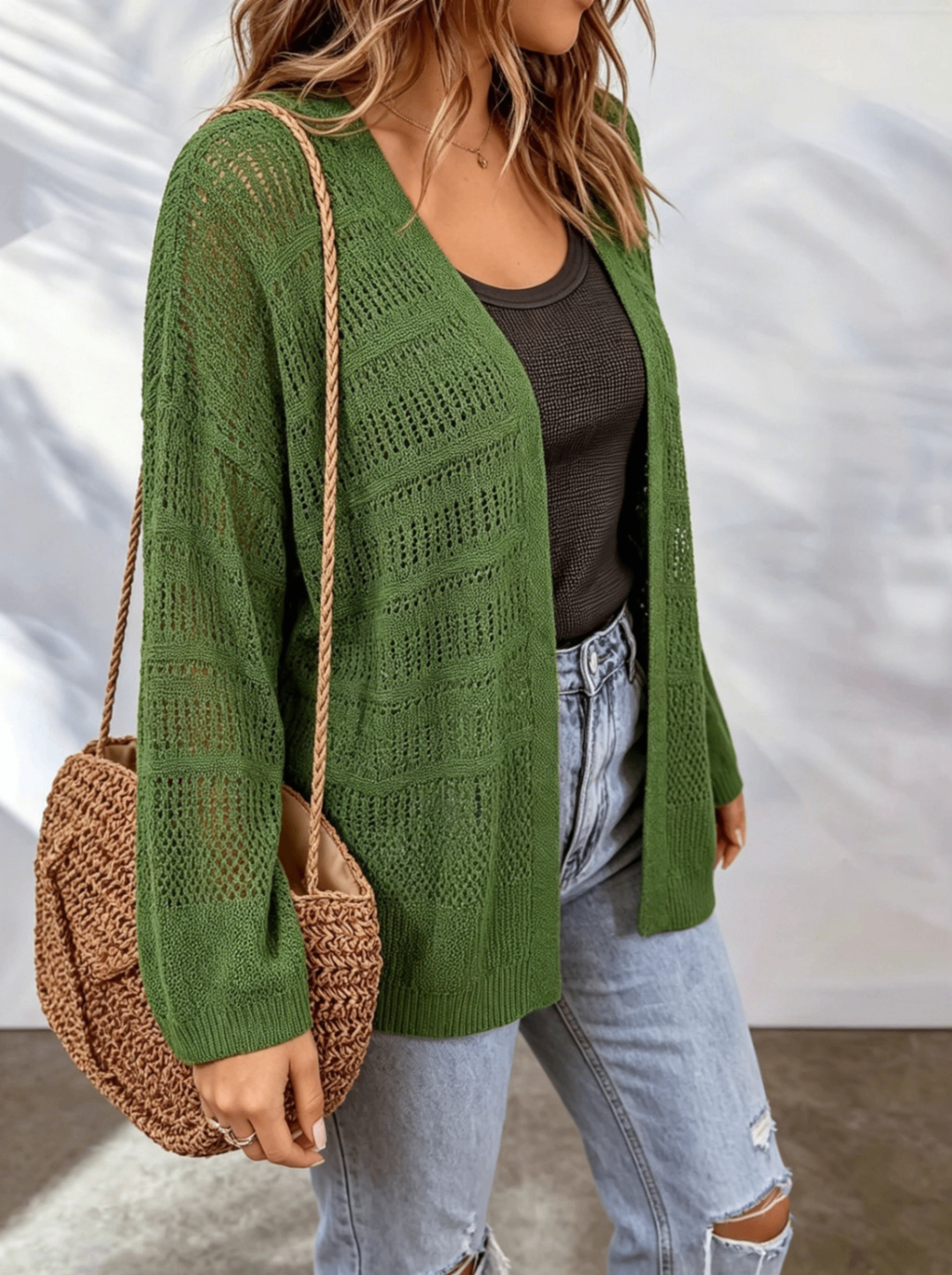 Moda donna: cardigan verde traforato, capo comodo e stiloso per un'eleganza quotidiana impeccabile.