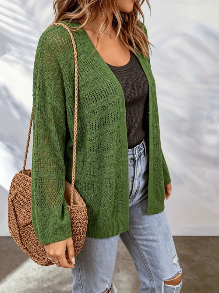 Moda donna: cardigan verde traforato, capo comodo e stiloso per un'eleganza quotidiana impeccabile.