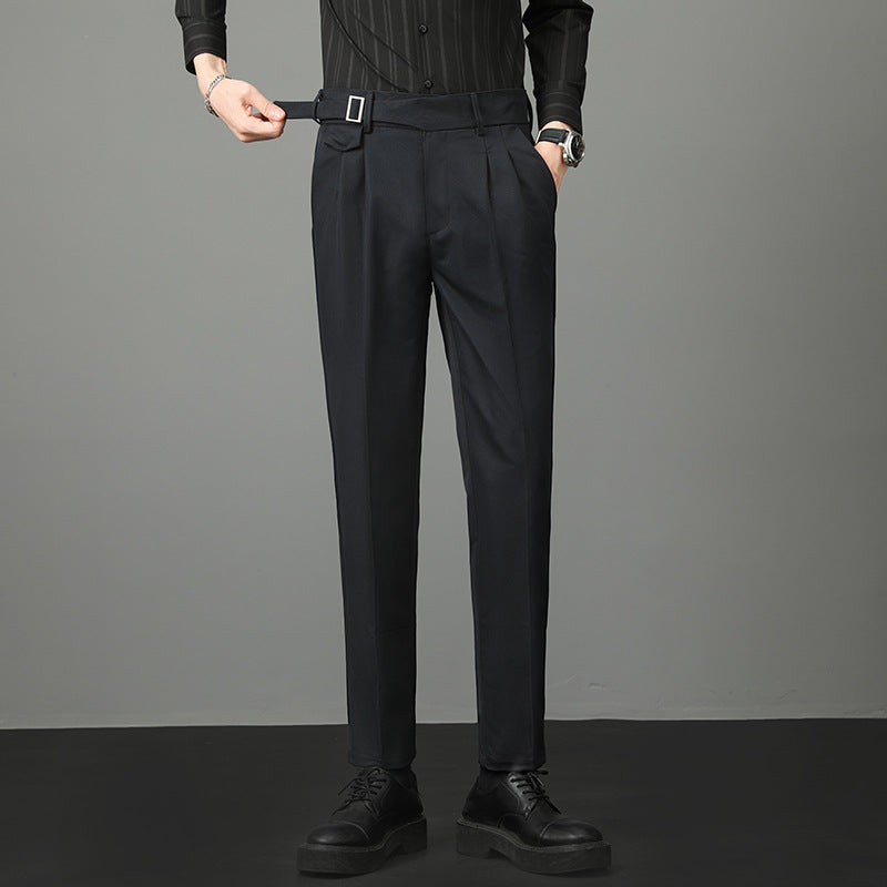 Pantaloni eleganti uomo slim fit dritti neri. Ideali per look formali e casual chic. Abbigliamento maschile moda autunno.