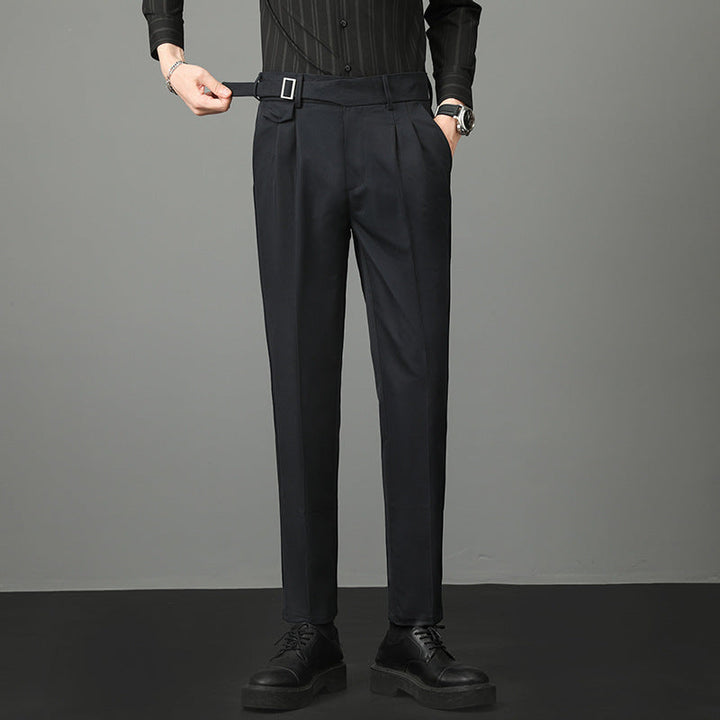 Pantaloni eleganti uomo slim fit dritti neri. Ideali per look formali e casual chic. Abbigliamento maschile moda autunno.