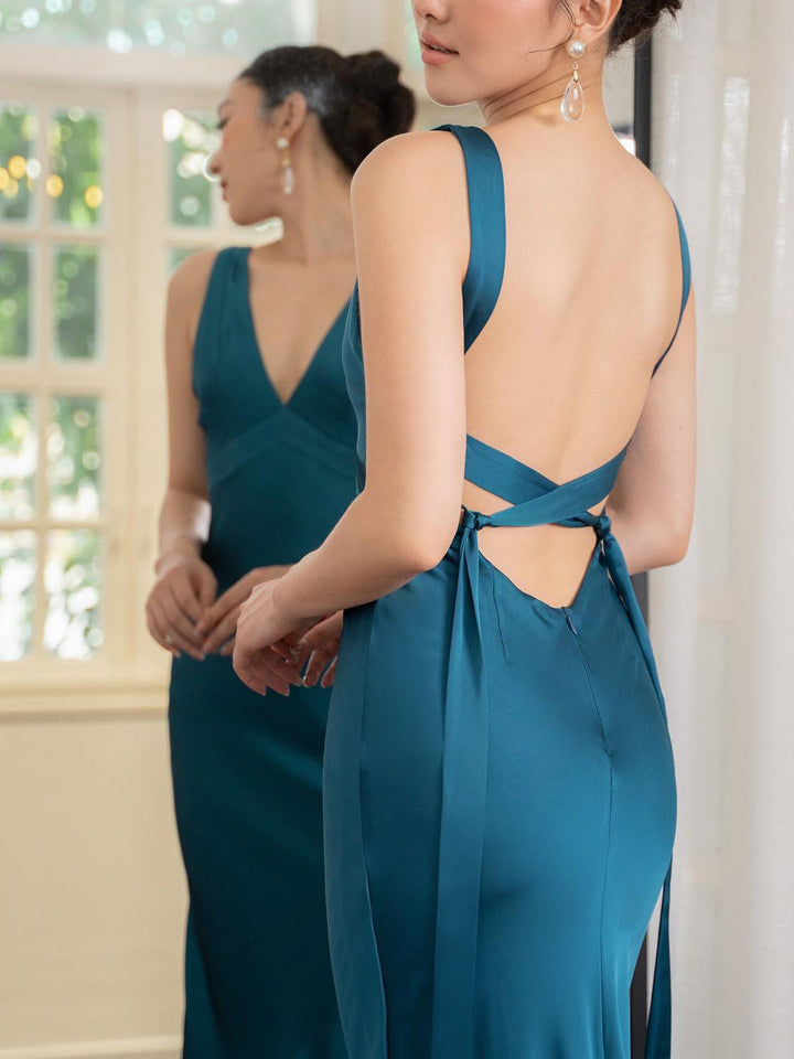 Elegante abito lungo blu lago da donna con spalline scoperte, ideale per eventi serali, primavera ed estate.