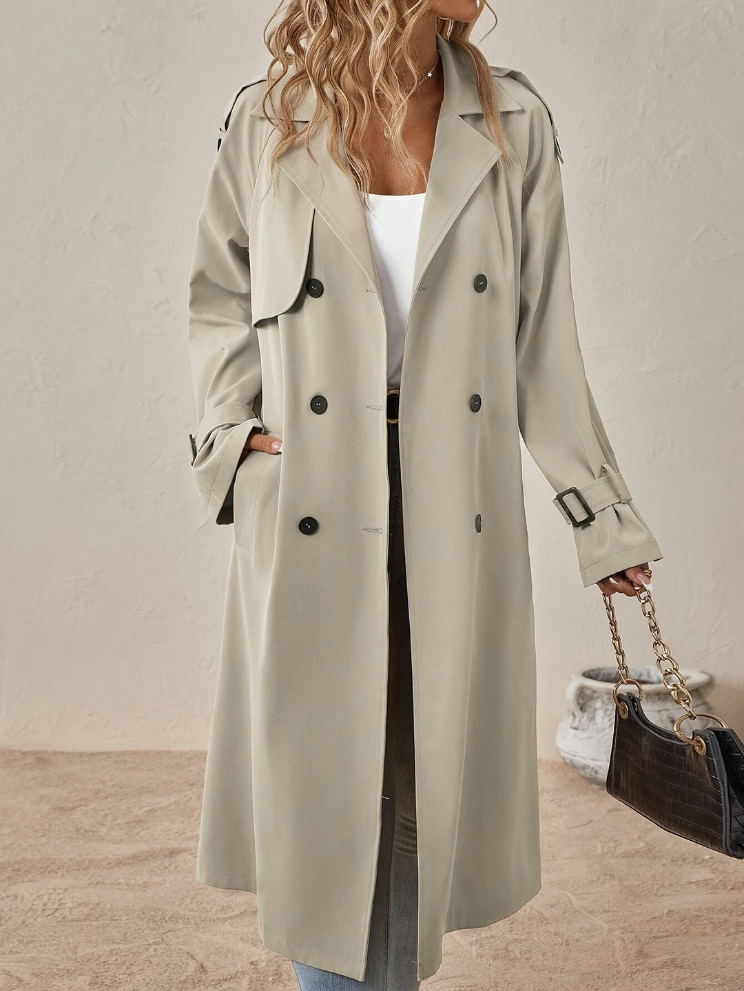 Trench donna lungo ed elegante, capospalla classico che aggiunge versatilità e stile ad ogni look.