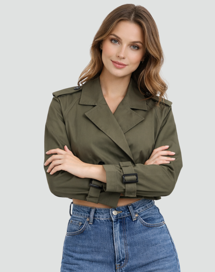 Trench da donna corto, in cotone classico, ideale per un outfit elegante o casual.