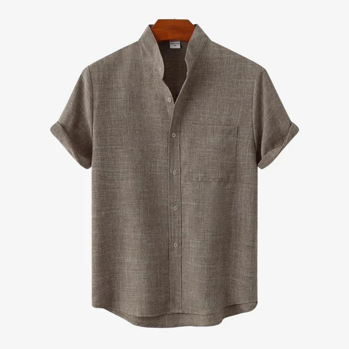 Dettaglio: camicia uomo in lino a maniche corte con bottoni, tessuto leggero e traspirante per l'estate.